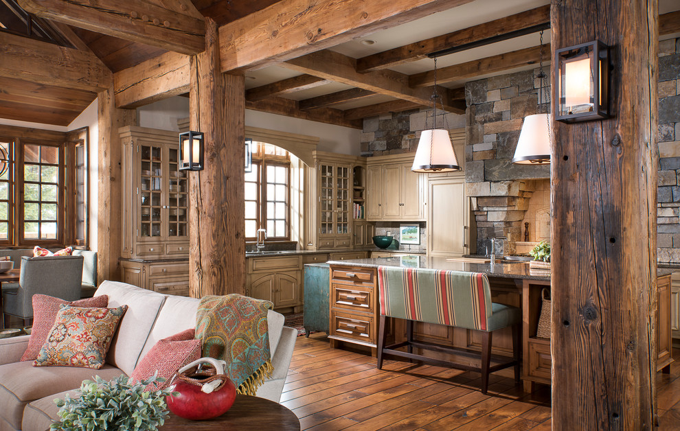 Offene Urige Küche in L-Form mit Glasfronten, hellen Holzschränken, braunem Holzboden, Kücheninsel und orangem Boden in Sonstige