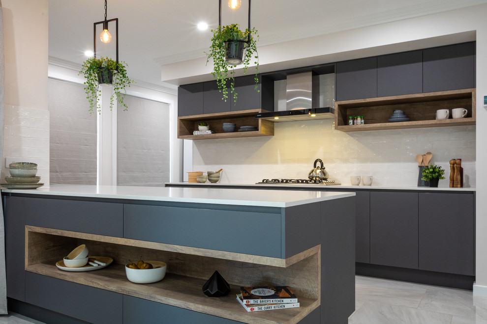 Zweizeilige Moderne Küche mit flächenbündigen Schrankfronten, grauen Schränken, Küchenrückwand in Weiß, Halbinsel, grauem Boden und weißer Arbeitsplatte in Sonstige