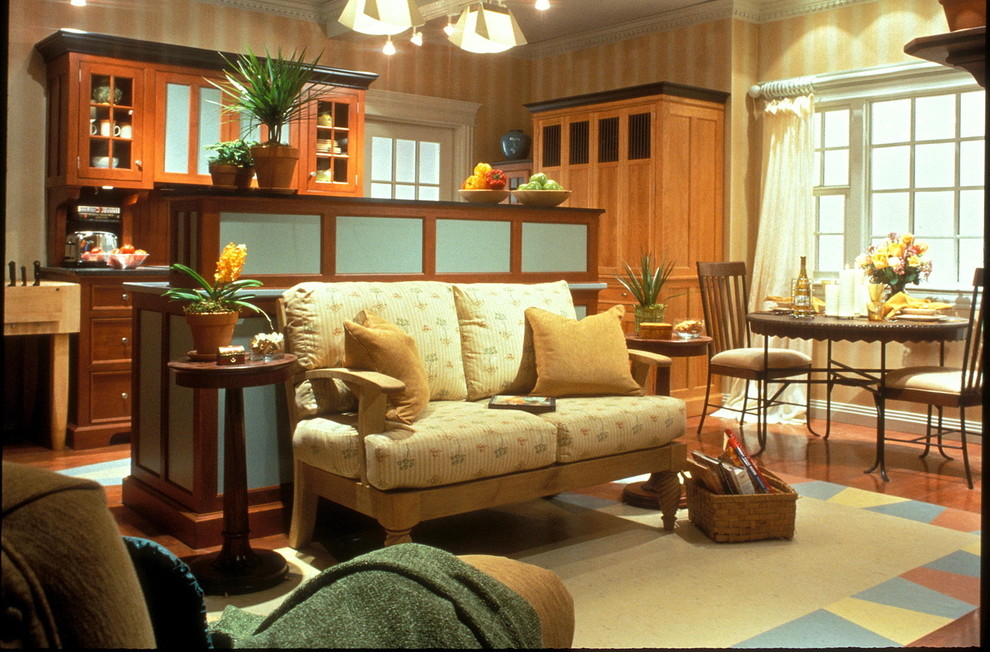 Пример оригинального дизайна: п-образная кухня-гостиная в стиле фьюжн с врезной мойкой, фасадами цвета дерева среднего тона, гранитной столешницей и техникой под мебельный фасад