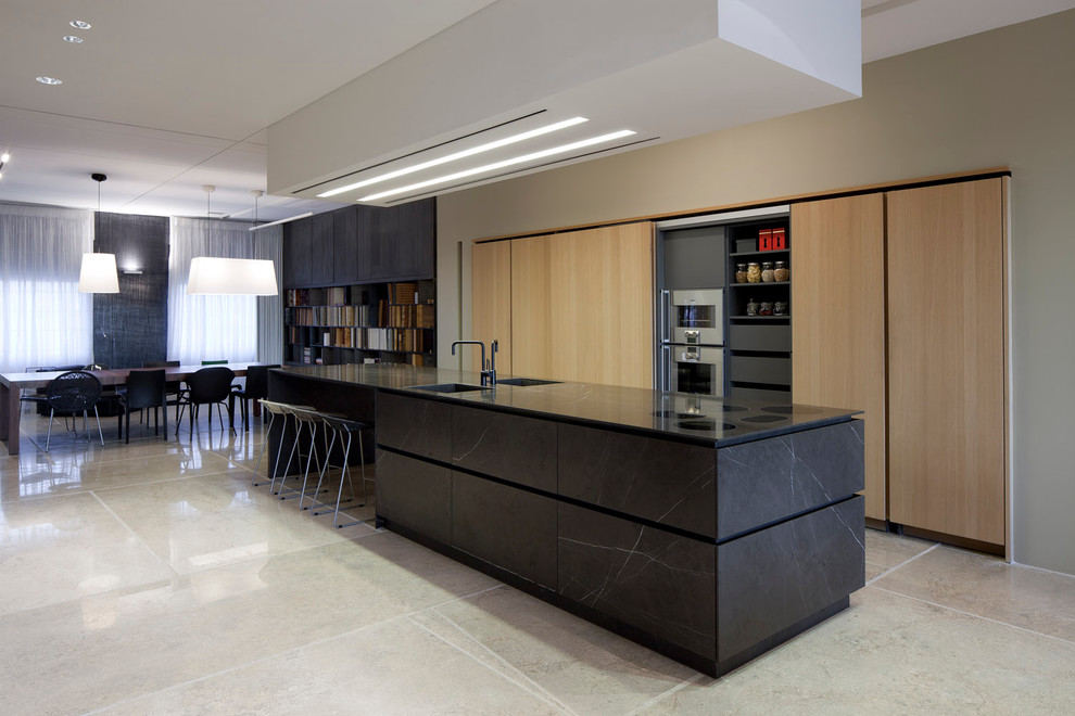 Свежая идея для дизайна: кухня в современном стиле с врезной мойкой - отличное фото интерьера