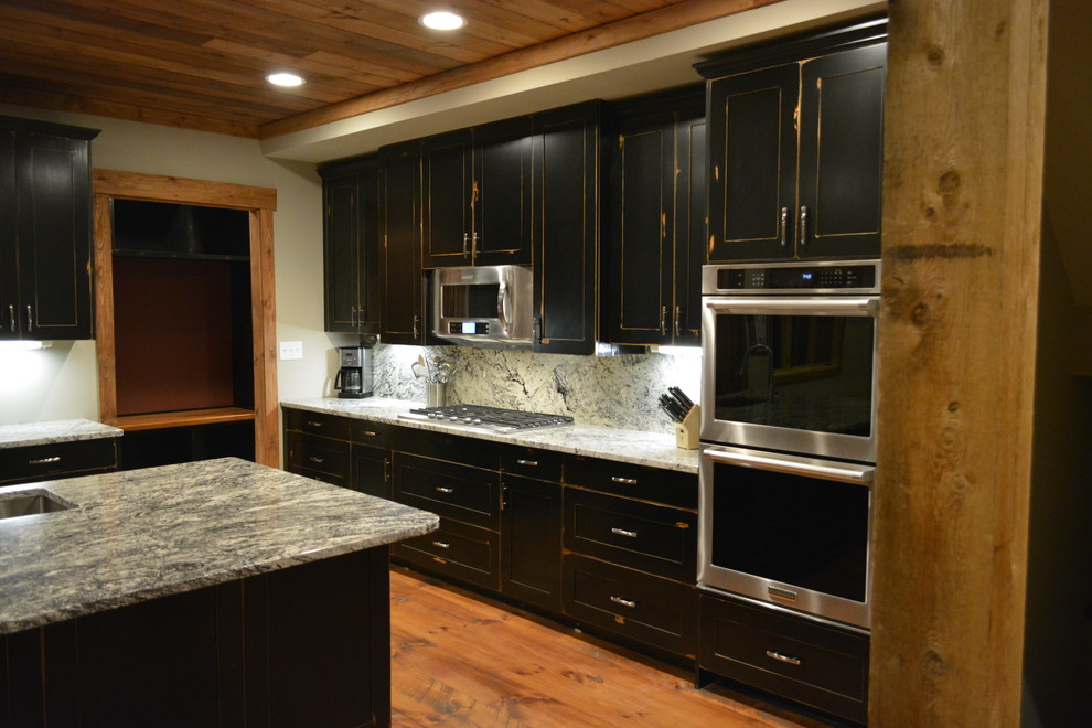 Foto på ett rustikt kök och matrum, med en undermonterad diskho, skåp i shakerstil, svarta skåp, granitbänkskiva, grått stänkskydd, stänkskydd i sten och rostfria vitvaror