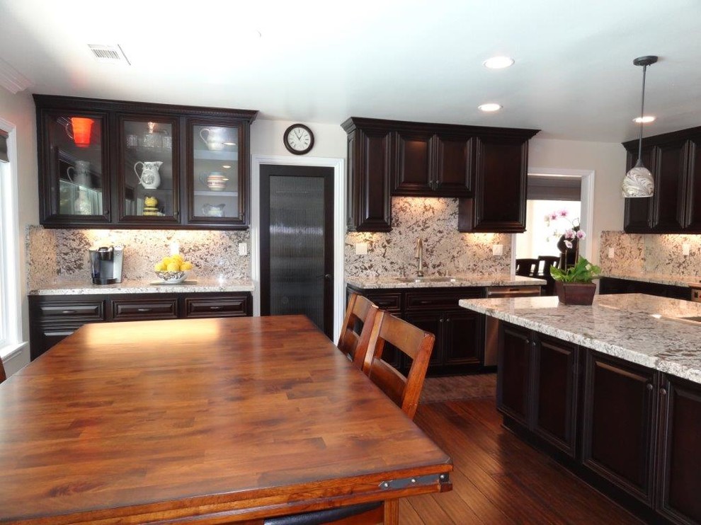 Kitchen - traditional kitchen idea in Orange County