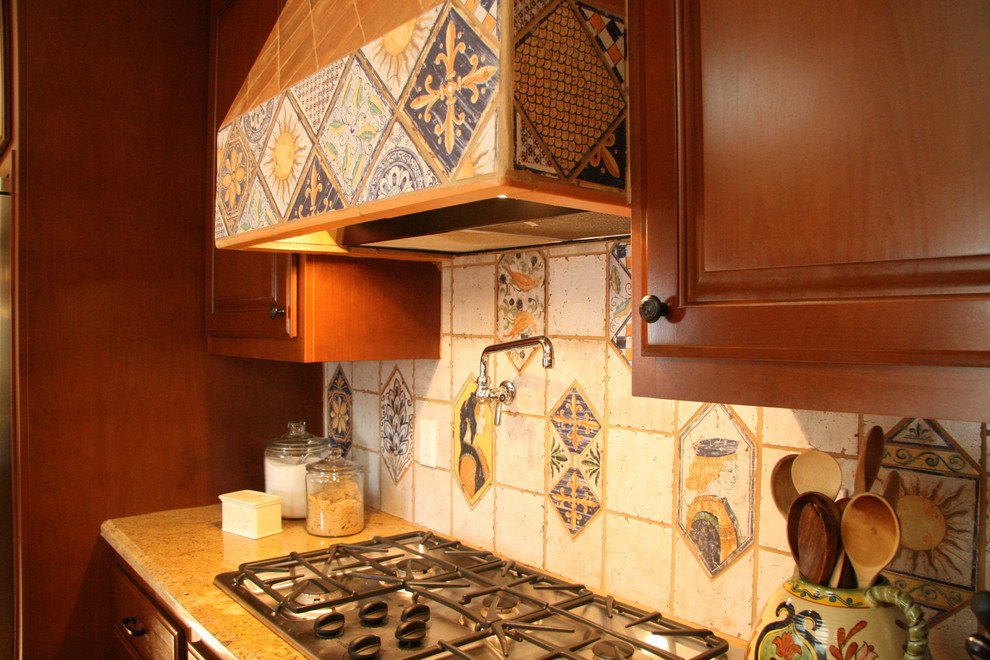 Exempel på ett mellanstort medelhavsstil kök och matrum, med en undermonterad diskho, skåp i mellenmörkt trä, granitbänkskiva, rostfria vitvaror, klinkergolv i terrakotta och en köksö