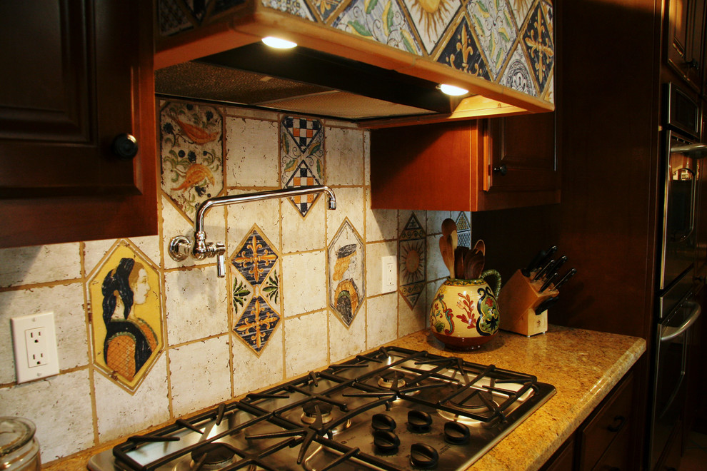 オレンジカウンティにある中くらいな地中海スタイルのおしゃれなキッチン (アンダーカウンターシンク、中間色木目調キャビネット、御影石カウンター、シルバーの調理設備、テラコッタタイルの床) の写真