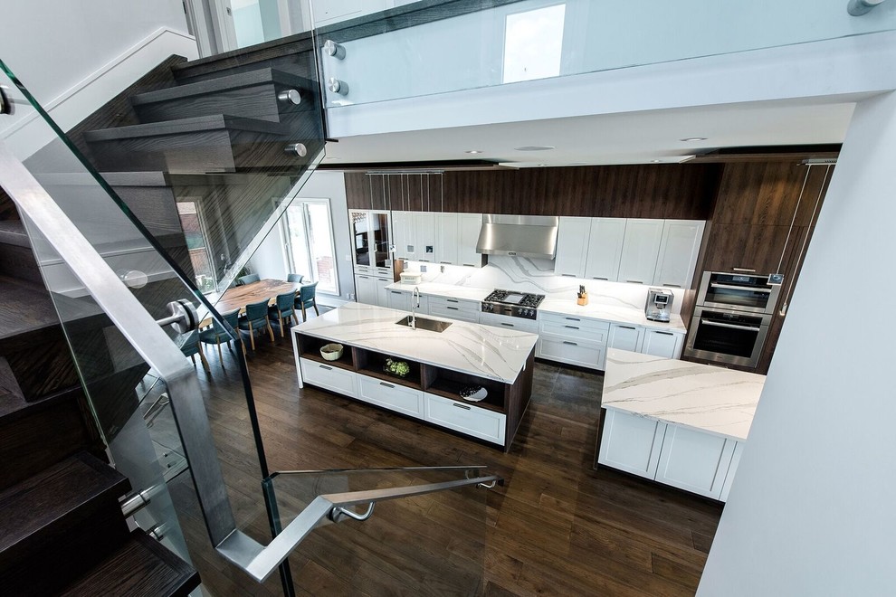 Einzeilige Klassische Küche mit zwei Kücheninseln in Toronto