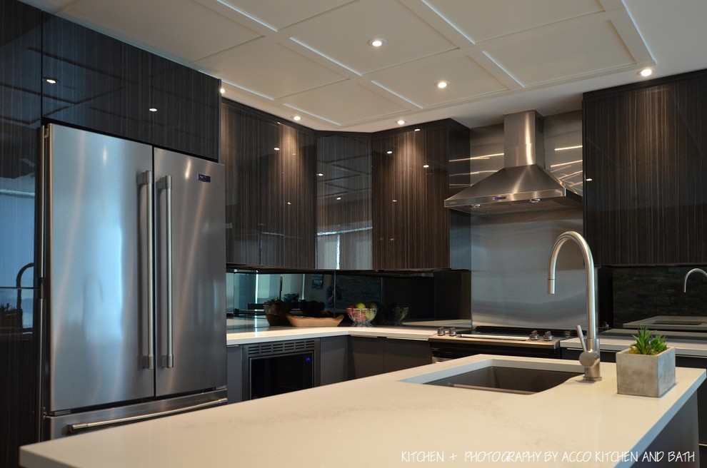 Idéer för ett litet modernt vit kök, med en undermonterad diskho, släta luckor, svarta skåp, bänkskiva i kvarts, grått stänkskydd, glaspanel som stänkskydd, rostfria vitvaror, klinkergolv i porslin, en köksö och svart golv