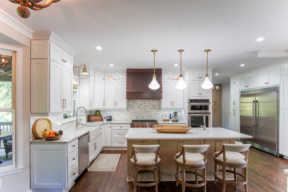 Exempel på ett klassiskt vit vitt kök, med en rustik diskho, skåp i shakerstil, vita skåp, flerfärgad stänkskydd, stänkskydd i tunnelbanekakel, rostfria vitvaror, mellanmörkt trägolv, en köksö och brunt golv