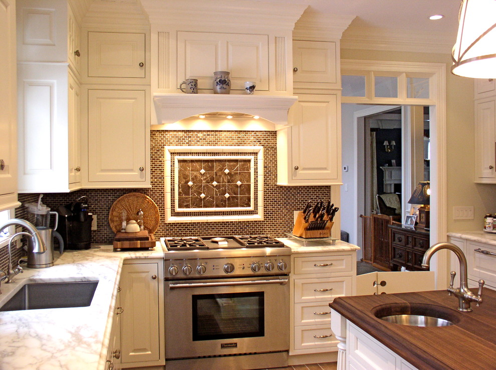 Пример оригинального дизайна: кухня в классическом стиле с врезной мойкой, бежевыми фасадами и коричневым фартуком
