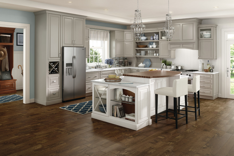 Foto på ett stort funkis l-kök, med en undermonterad diskho, luckor med upphöjd panel, grå skåp, träbänkskiva, flerfärgad stänkskydd, stänkskydd i stickkakel, rostfria vitvaror, mellanmörkt trägolv, en köksö och brunt golv