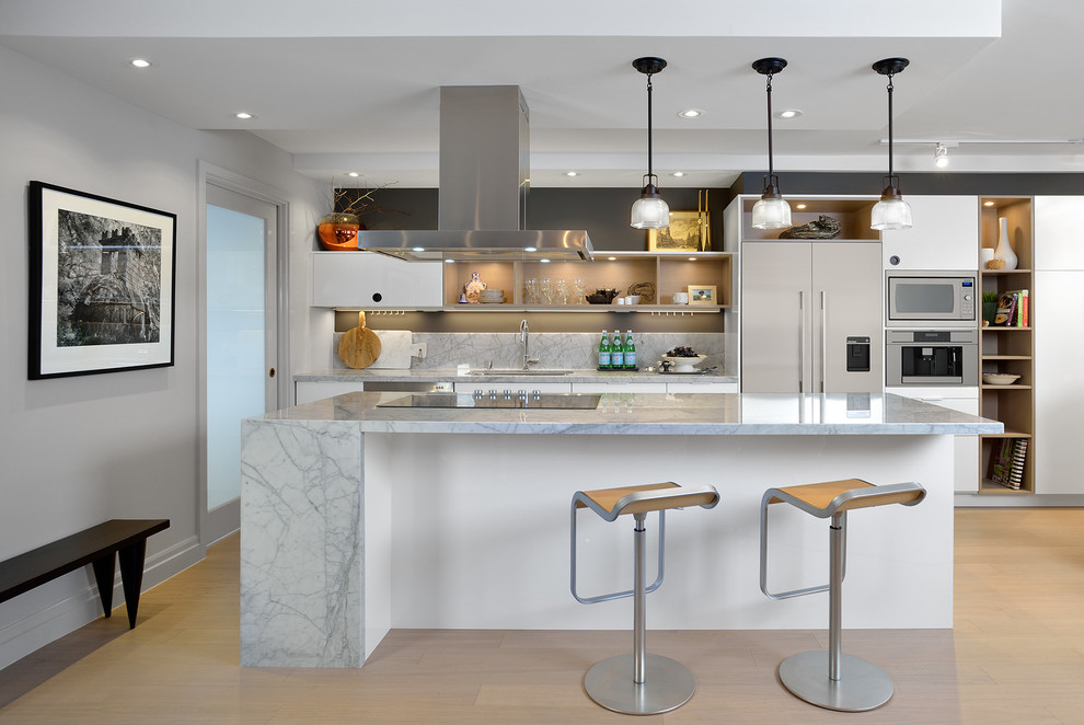Idéer för ett stort modernt linjärt kök och matrum, med en undermonterad diskho, släta luckor, vita skåp, marmorbänkskiva, grått stänkskydd, stänkskydd i sten, rostfria vitvaror, ljust trägolv och en köksö