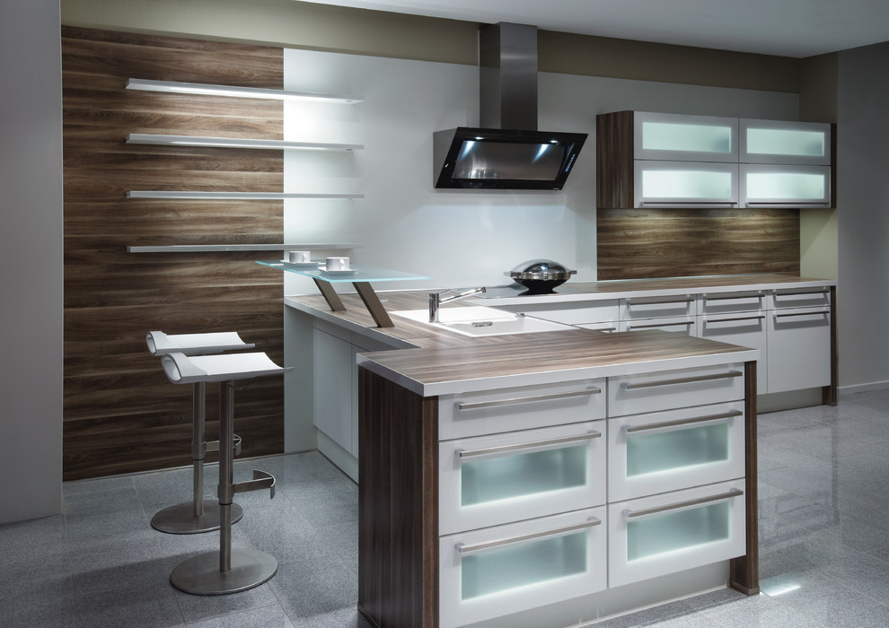 Moderne Küche mit Glasfronten, Laminat-Arbeitsplatte, Einbauwaschbecken und weißen Schränken in Sonstige