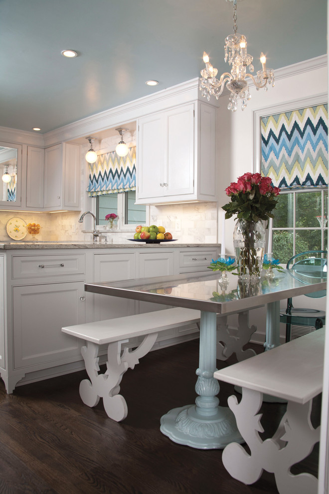 クリーブランドにあるトランジショナルスタイルのおしゃれなダイニングキッチン (インセット扉のキャビネット、白いキャビネット、白いキッチンパネル、石タイルのキッチンパネル) の写真
