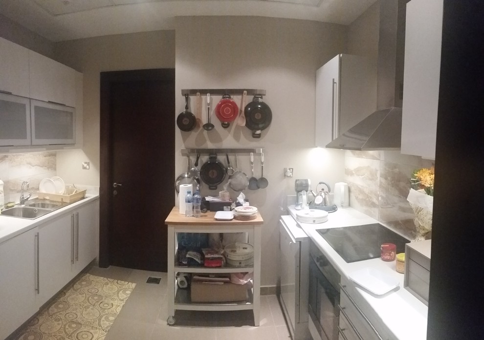 Cette photo montre une petite cuisine romantique avec un placard sans porte et un plan de travail en granite.