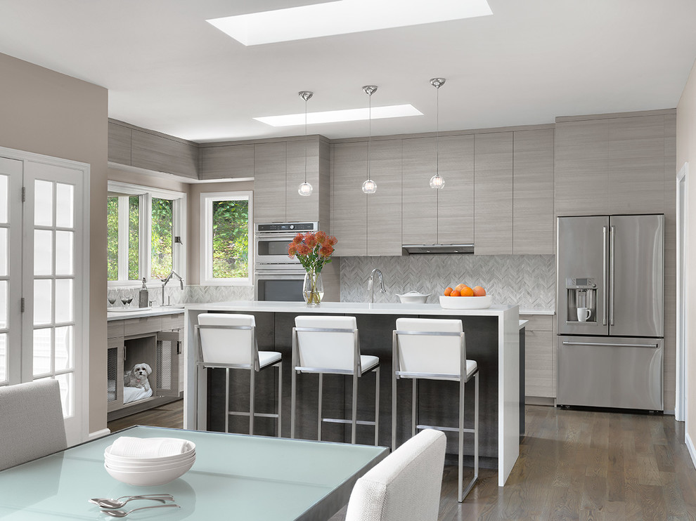 Idéer för att renovera ett mellanstort funkis vit vitt kök, med släta luckor, grå skåp, grått stänkskydd, rostfria vitvaror, mellanmörkt trägolv, en köksö, brunt golv, bänkskiva i kvarts och stänkskydd i porslinskakel