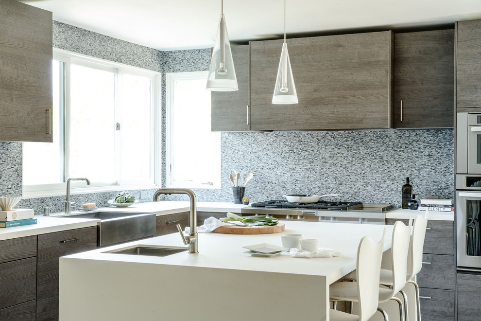 Moderne Küche in L-Form mit Landhausspüle, flächenbündigen Schrankfronten, dunklen Holzschränken, bunter Rückwand, Rückwand aus Mosaikfliesen, Küchengeräten aus Edelstahl und Kücheninsel in San Francisco