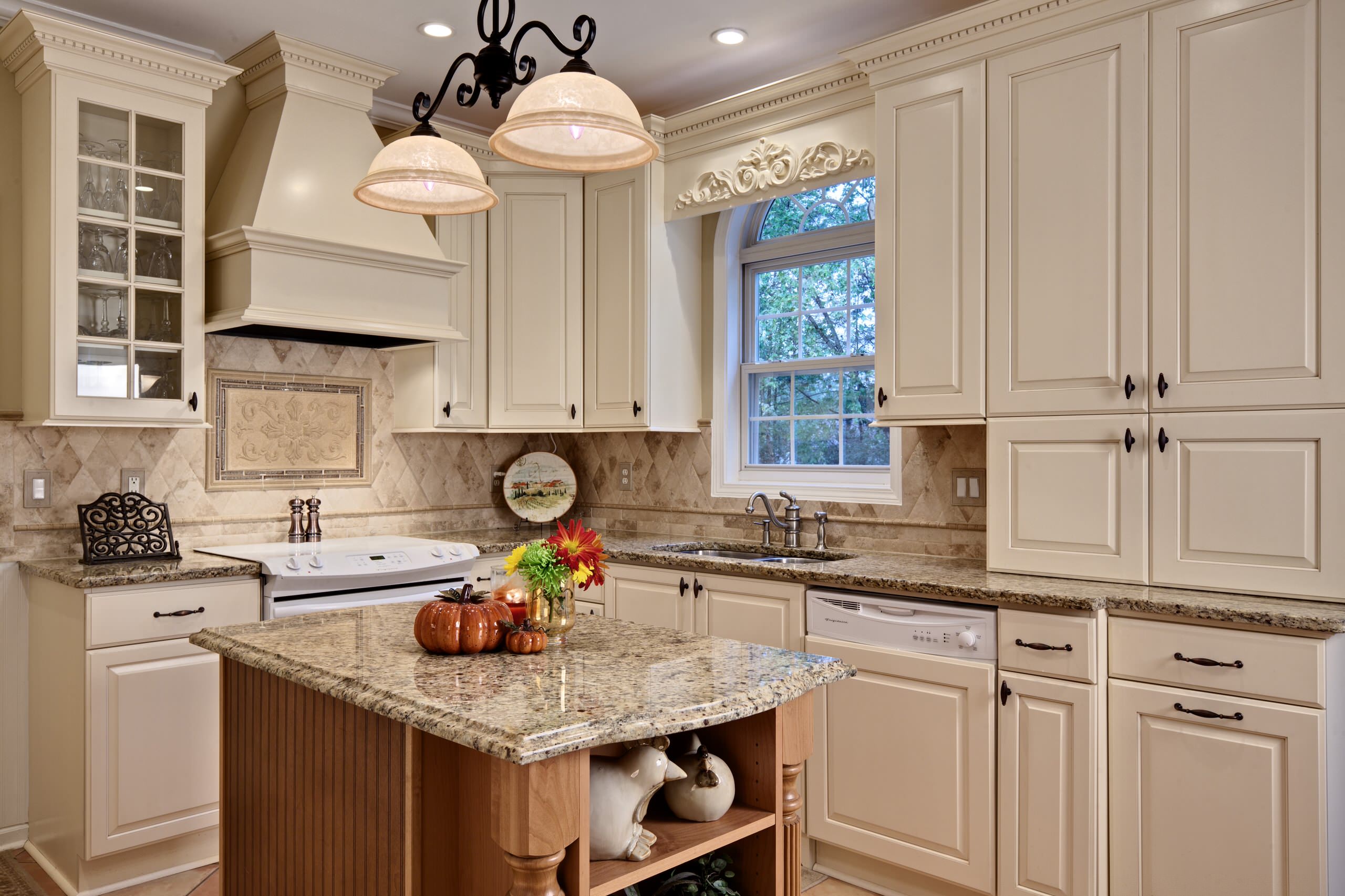 75 Kitchen with Beige Cabinets and Quartz Countertops Ideas You'll Love -  January, 2024