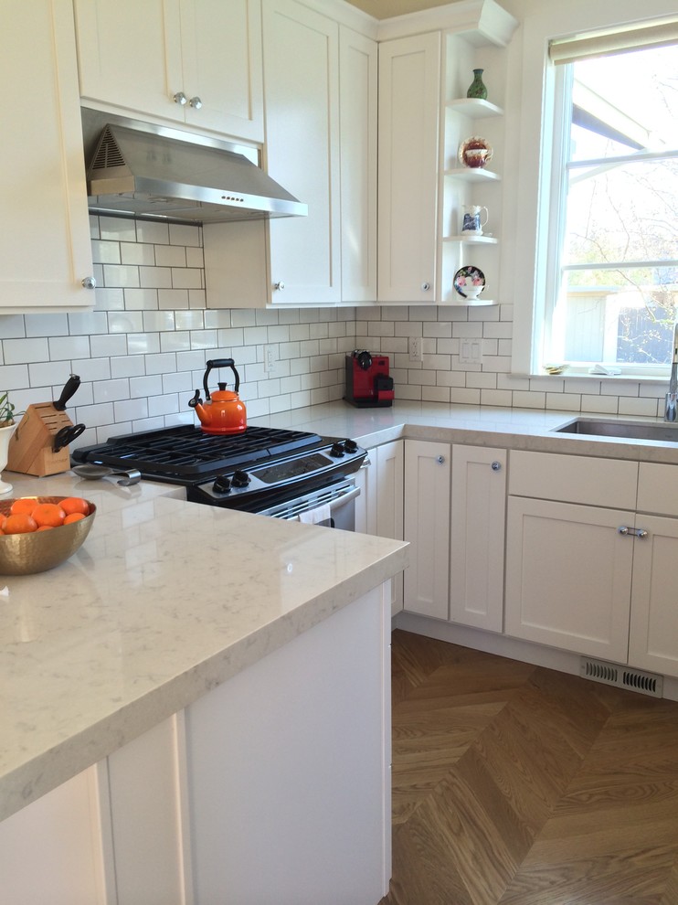 Geschlossene, Kleine Klassische Küche in U-Form mit Unterbauwaschbecken, Schrankfronten im Shaker-Stil, weißen Schränken und braunem Holzboden in San Francisco