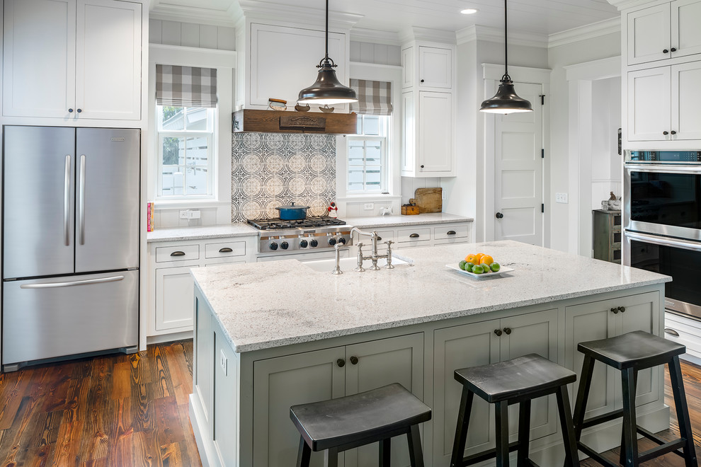 Foto på ett mellanstort lantligt kök, med en rustik diskho, skåp i shakerstil, vita skåp, granitbänkskiva, blått stänkskydd, stänkskydd i keramik, rostfria vitvaror, mellanmörkt trägolv och en köksö