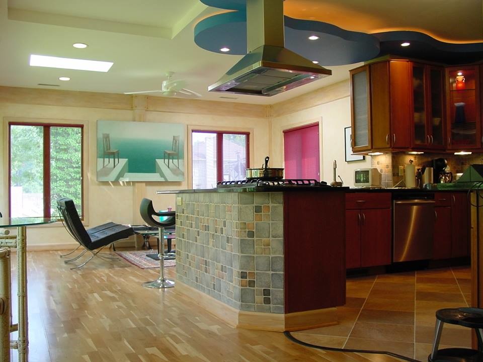 ワシントンD.C.にある小さなトラディショナルスタイルのおしゃれなキッチン (フラットパネル扉のキャビネット、中間色木目調キャビネット、ベージュキッチンパネル、テラコッタタイルのキッチンパネル、シルバーの調理設備、コンクリートの床) の写真