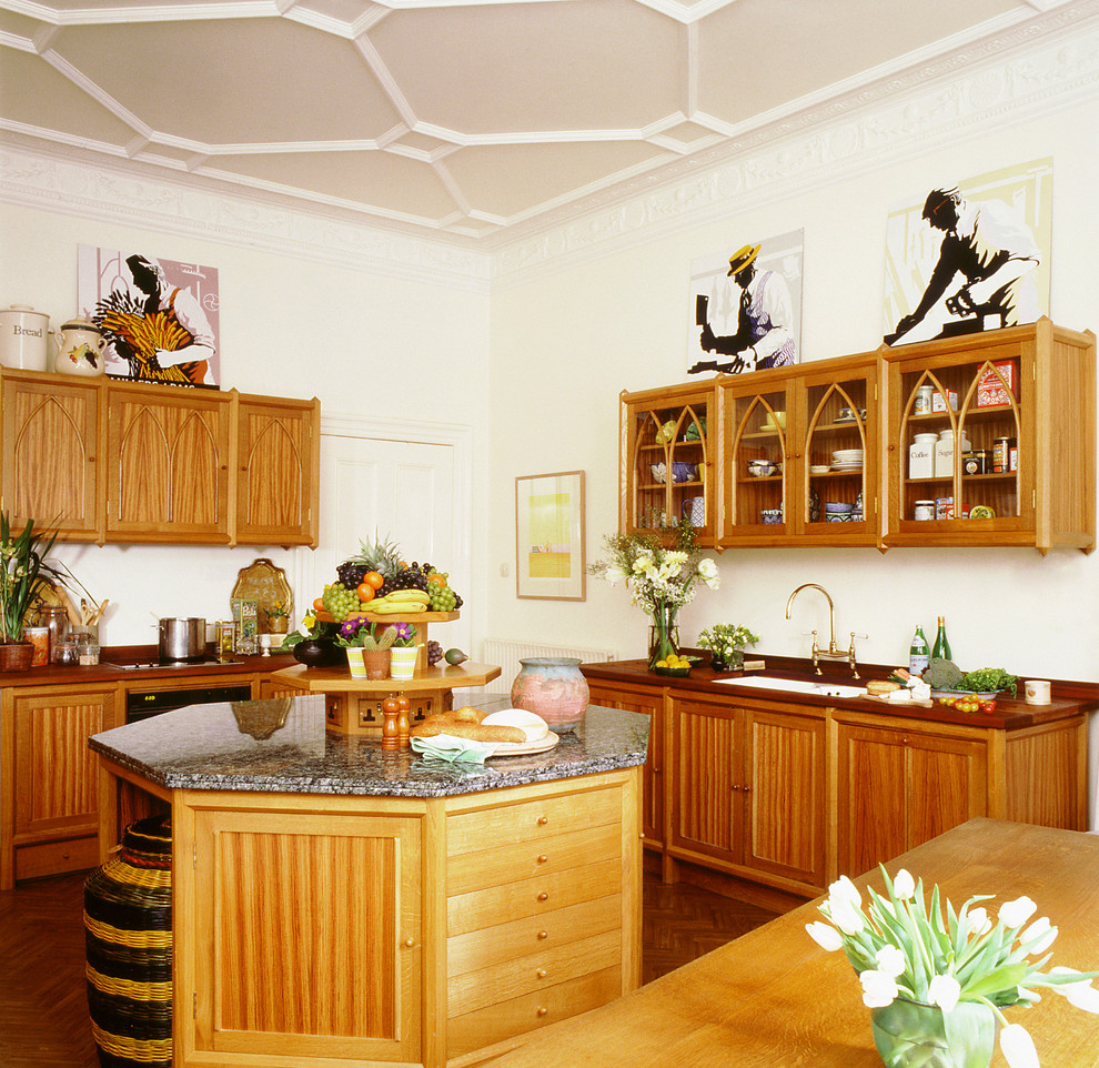 Immagine di una grande cucina bohémian con ante con riquadro incassato, ante in legno scuro, lavello sottopiano, top in legno, elettrodomestici da incasso e parquet scuro