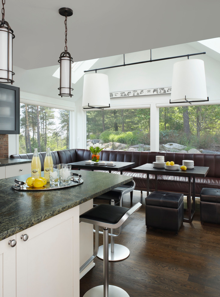 На фото: кухня в современном стиле с обеденным столом, фасадами в стиле шейкер и белыми фасадами с