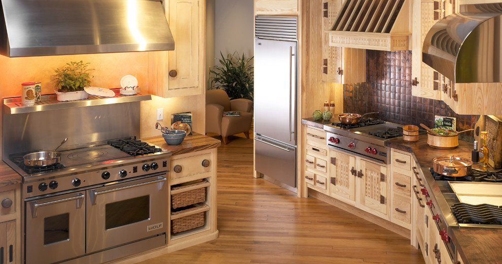 Inspiration för avskilda, mellanstora moderna l-kök, med luckor med infälld panel, skåp i ljust trä, träbänkskiva, stänkskydd med metallisk yta, stänkskydd i metallkakel, rostfria vitvaror och mellanmörkt trägolv