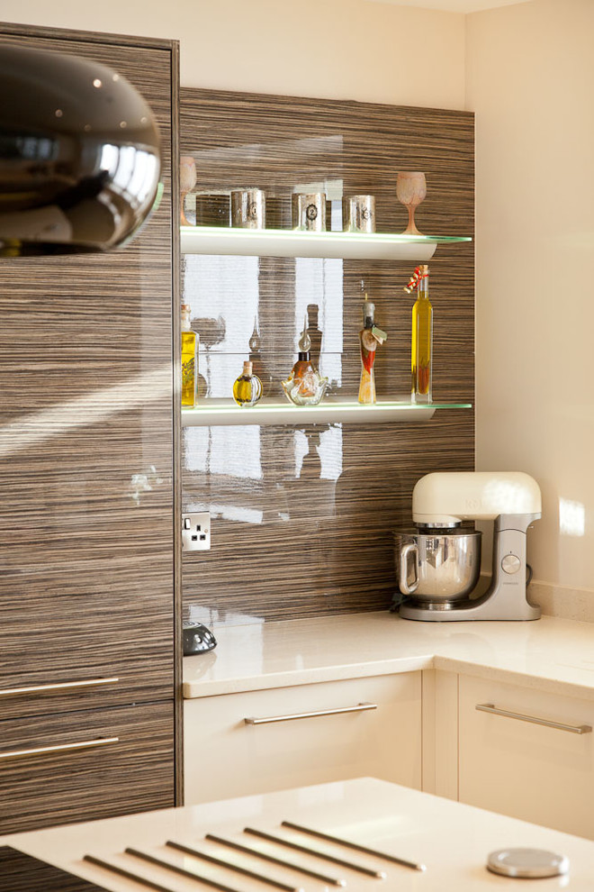 Immagine di una grande cucina abitabile minimal con lavello integrato, ante lisce, top in quarzite, elettrodomestici in acciaio inossidabile, pavimento in vinile e 2 o più isole