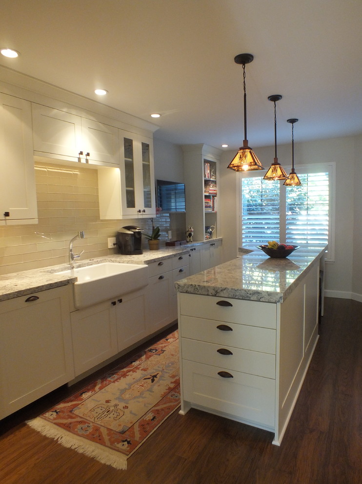 Immagine di una cucina american style di medie dimensioni con ante in stile shaker, ante bianche, top in granito, paraspruzzi grigio e paraspruzzi con piastrelle di vetro
