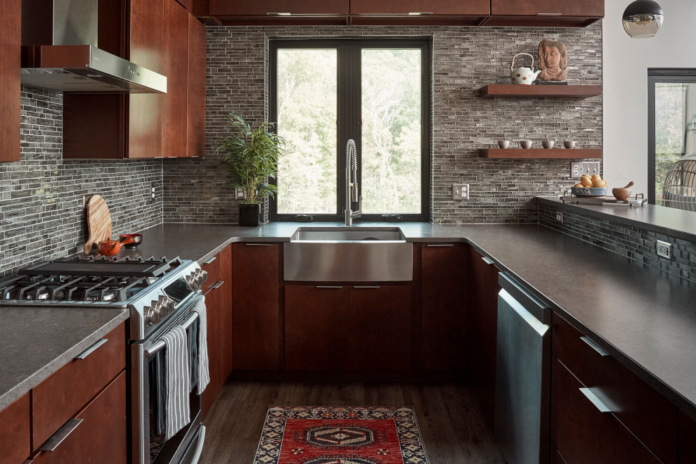 Foto på ett litet funkis grå kök, med en undermonterad diskho, släta luckor, bruna skåp, bänkskiva i kvarts, grått stänkskydd, stänkskydd i glaskakel, rostfria vitvaror, mellanmörkt trägolv och brunt golv