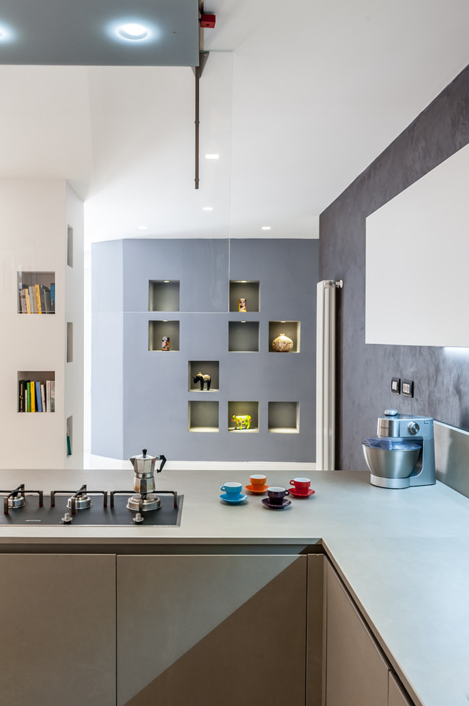 Moderne Wohnküche in L-Form mit integriertem Waschbecken und Quarzit-Arbeitsplatte in Rom