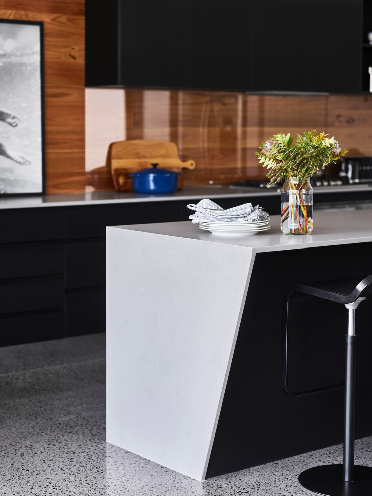 Inspiration för ett mellanstort funkis vit vitt kök, med en undermonterad diskho, svarta skåp, bänkskiva i betong, stänkskydd i trä, rostfria vitvaror, betonggolv, en köksö och grönt golv