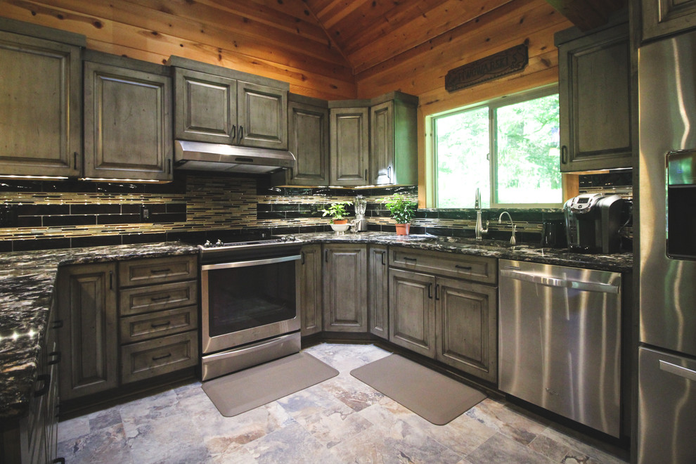 Foto på ett stort rustikt kök, med en dubbel diskho, luckor med upphöjd panel, grå skåp, granitbänkskiva, flerfärgad stänkskydd, stänkskydd i stickkakel, rostfria vitvaror, klinkergolv i keramik och flerfärgat golv