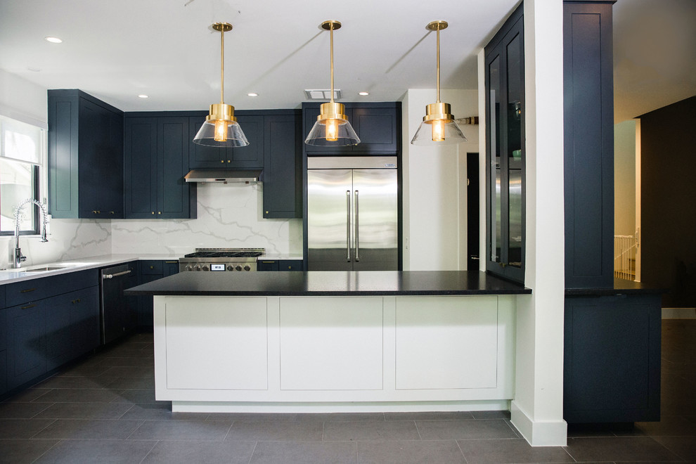 Inredning av ett klassiskt stort svart svart kök, med luckor med infälld panel, blå skåp, en köksö, en undermonterad diskho, bänkskiva i täljsten, vitt stänkskydd, stänkskydd i sten, rostfria vitvaror, klinkergolv i porslin och grått golv