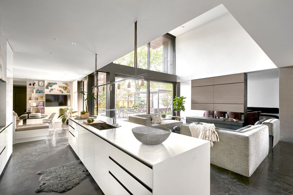 Esempio di una cucina ad ambiente unico minimal con pavimento in cemento, ante lisce, ante bianche, 2 o più isole e top bianco