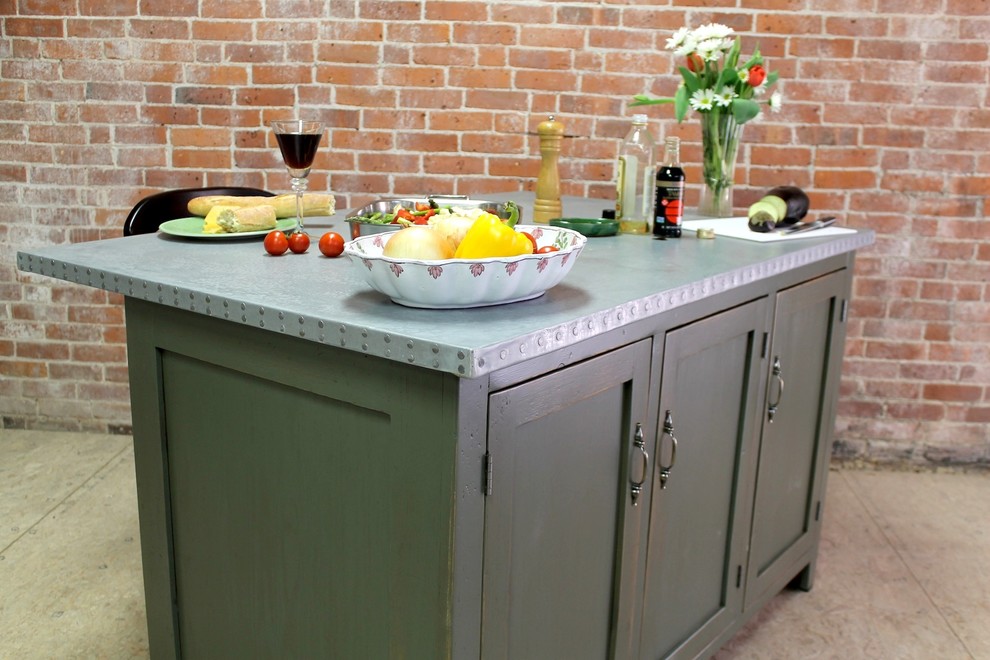 Ejemplo de cocina de estilo de casa de campo con armarios estilo shaker, puertas de armario verdes y encimera de zinc