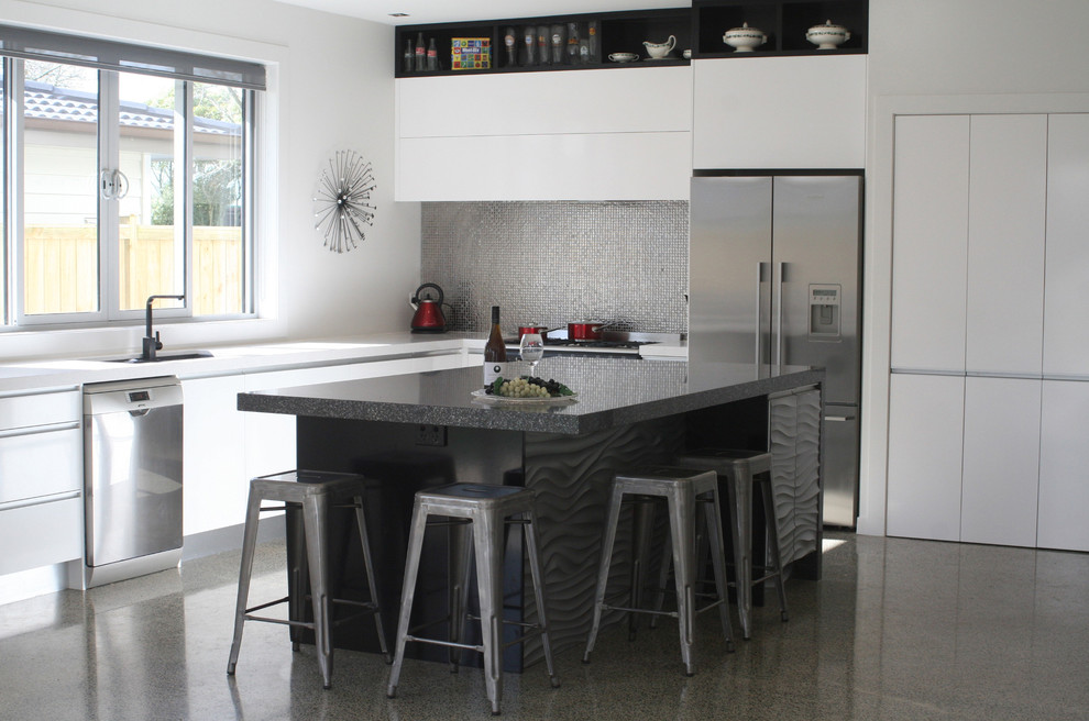Inredning av ett modernt mellanstort kök och matrum, med en enkel diskho, vita skåp, bänkskiva i kvarts, stänkskydd med metallisk yta, betonggolv och en köksö