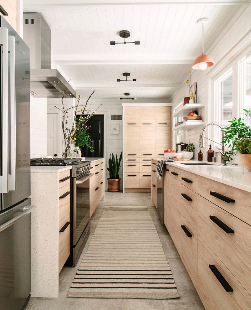 Idéer för mellanstora funkis vitt u-kök, med en undermonterad diskho, släta luckor, skåp i ljust trä och grått golv