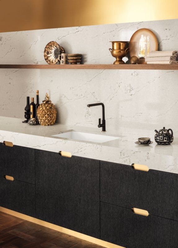 Foto på ett mellanstort funkis kök, med en integrerad diskho, släta luckor, svarta skåp, bänkskiva i kvartsit, mörkt trägolv och brunt golv