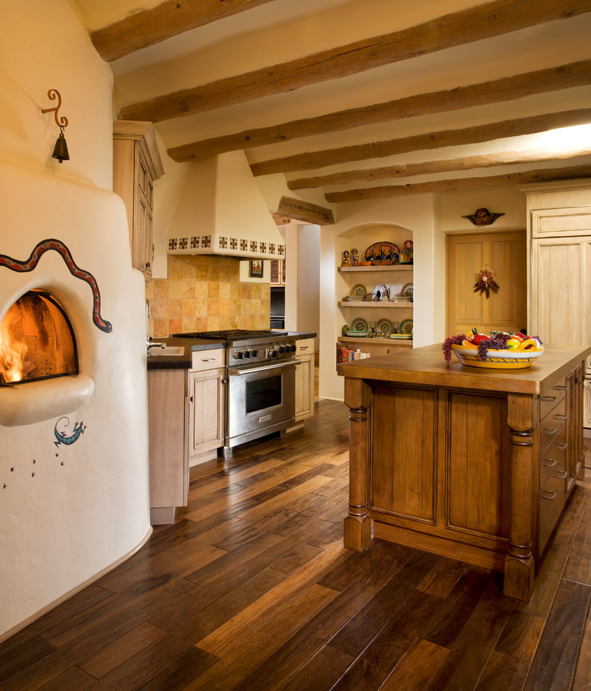アルバカーキにあるサンタフェスタイルのおしゃれなキッチン (シルバーの調理設備) の写真