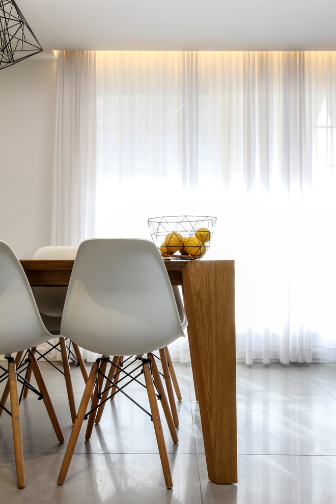Inspiration pour une salle à manger ouverte sur la cuisine minimaliste de taille moyenne.