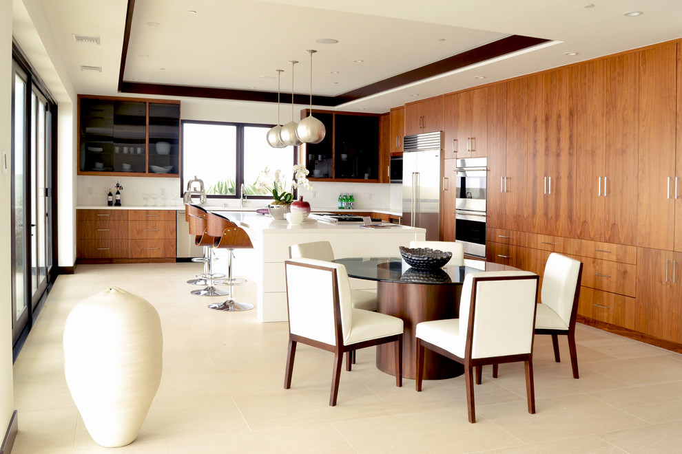 Große Moderne Wohnküche in L-Form mit flächenbündigen Schrankfronten, hellbraunen Holzschränken, Küchengeräten aus Edelstahl und Kücheninsel in Orange County