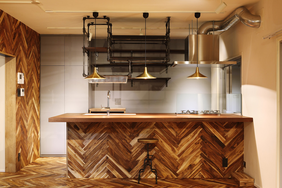 Ispirazione per una cucina contemporanea con pavimento marrone