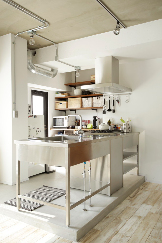 Idéer för att renovera ett litet industriellt kök, med en integrerad diskho, öppna hyllor och en köksö