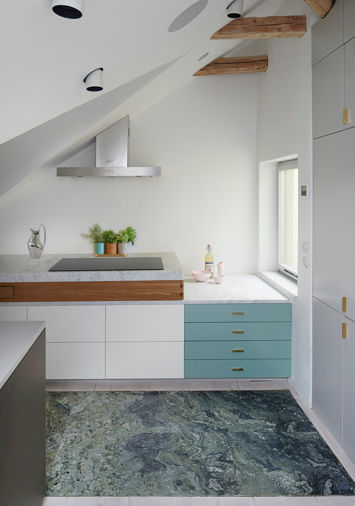 Einzeilige, Große Moderne Küche ohne Insel mit flächenbündigen Schrankfronten, blauen Schränken, Marmor-Arbeitsplatte und hellem Holzboden in Stockholm