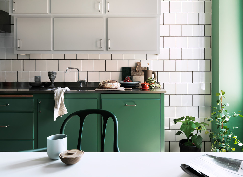 Источник вдохновения для домашнего уюта: кухня в стиле ретро с обеденным столом и зелеными фасадами
