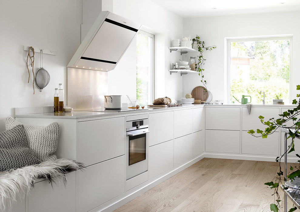 Minimalist kitchen photo in Malmo