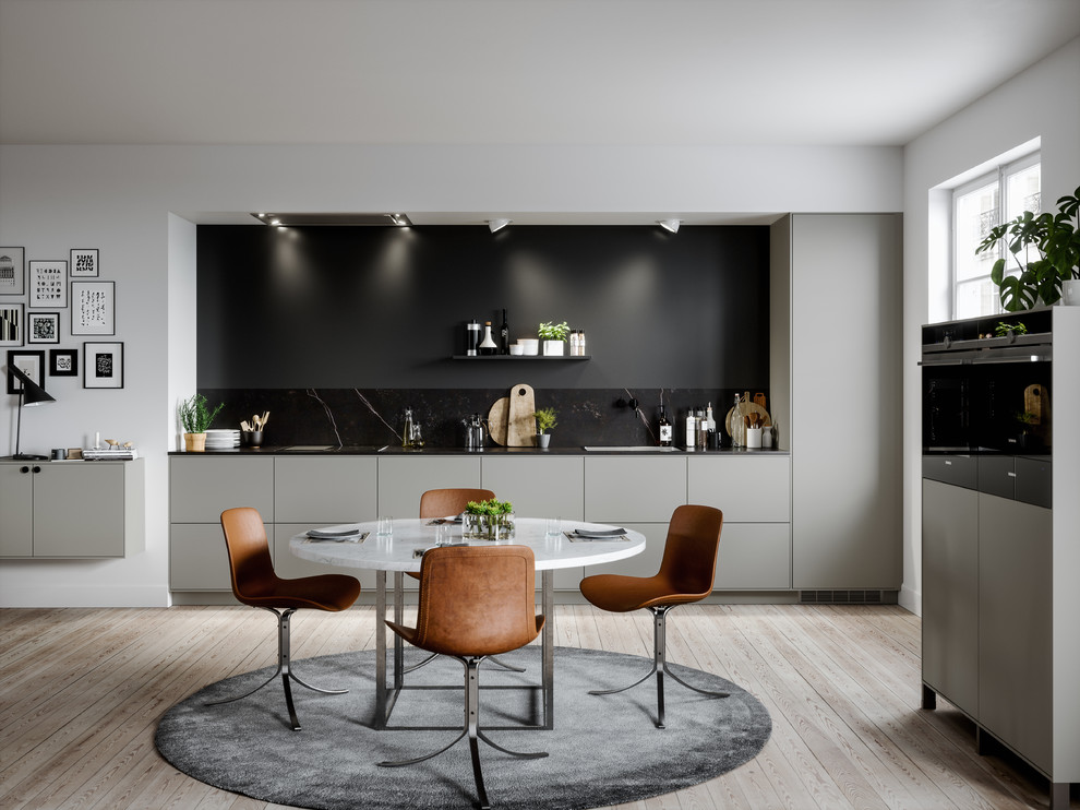 Einzeilige, Große Moderne Wohnküche ohne Insel mit Waschbecken, flächenbündigen Schrankfronten und hellem Holzboden in Malmö