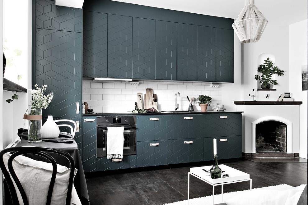 Ejemplo de cocina comedor lineal contemporánea de tamaño medio sin isla con puertas de armario verdes, suelo de madera oscura y suelo negro