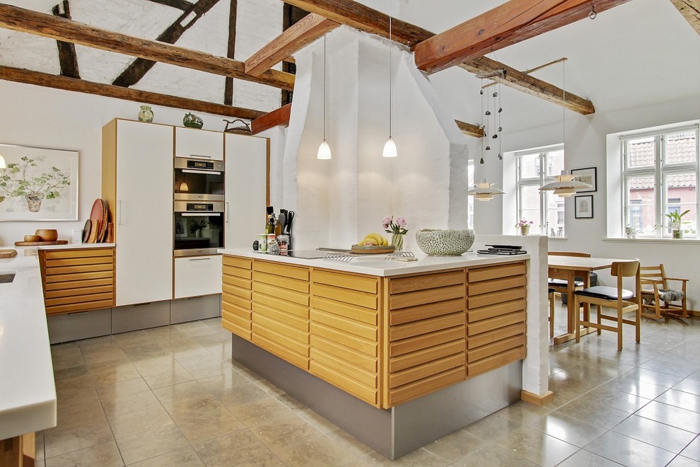 エスビャールにある高級な広い北欧スタイルのおしゃれなキッチン (中間色木目調キャビネット、インセット扉のキャビネット、ソープストーンカウンター、シルバーの調理設備、セラミックタイルの床) の写真