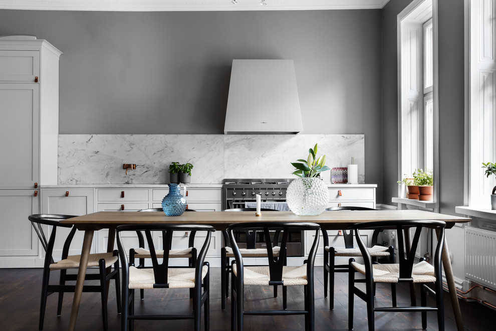 Imagen de cocina comedor lineal escandinava con armarios estilo shaker, puertas de armario grises, electrodomésticos de acero inoxidable, suelo de madera oscura y suelo marrón